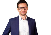 Il sogno di diventare rockstar, la laurea in Geologia e poi l’invenzione di Geopop. Andrea Moccia: “fare il divulgatore significa sudare tanto”